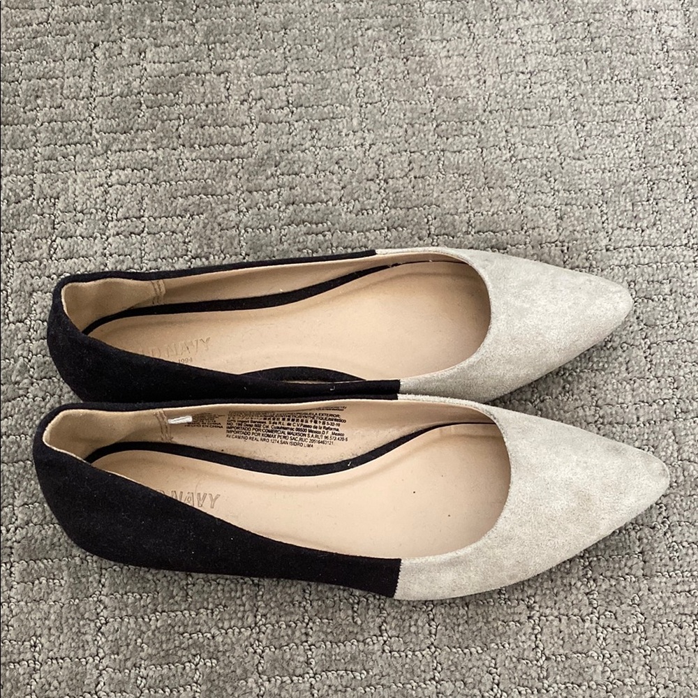 Old Navy Black and Cream Flats Elegant Slip-On Design